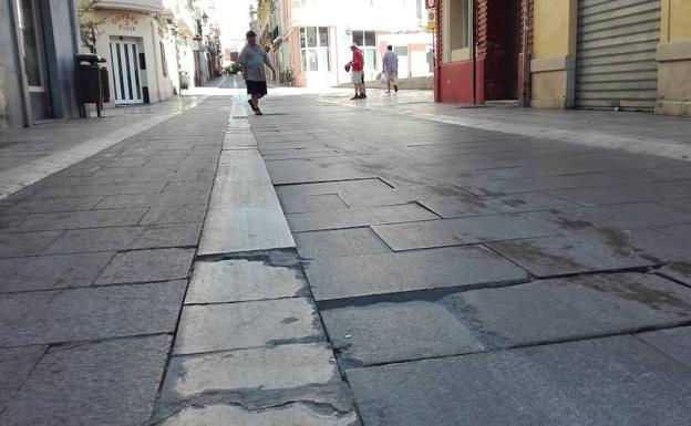 Las baldosas vuelven a hundirse en varios puntos de la calle Madre de